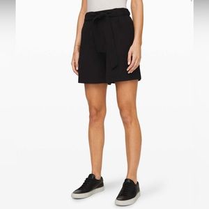 Lululemon Noir shorts 5.5” paper bag tie waist